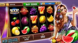 Pemain Bandar Poker berkumpul di meja poin123 dengan kartu dan chip di hadapan mereka